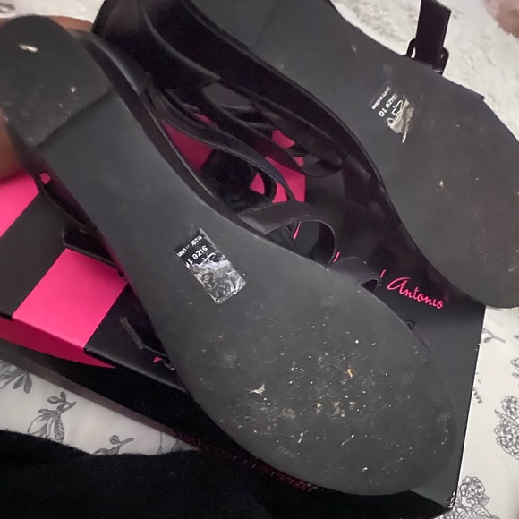 Michael Antonio Sandals - Picture 3 of 4